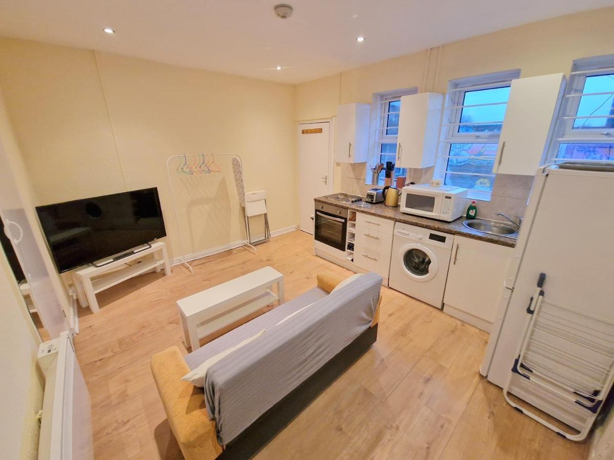 Super Studio With Two Bedrooms - Five Minutes From The Station! London Exterior photo