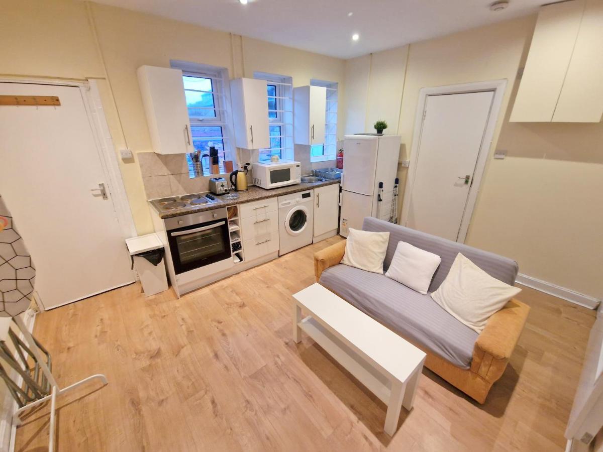 Super Studio With Two Bedrooms - Five Minutes From The Station! London Exterior photo